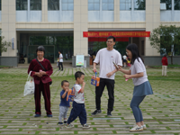 bat365在线官网平台“童心庆六一，健步共成长”教职工亲子健步走活动