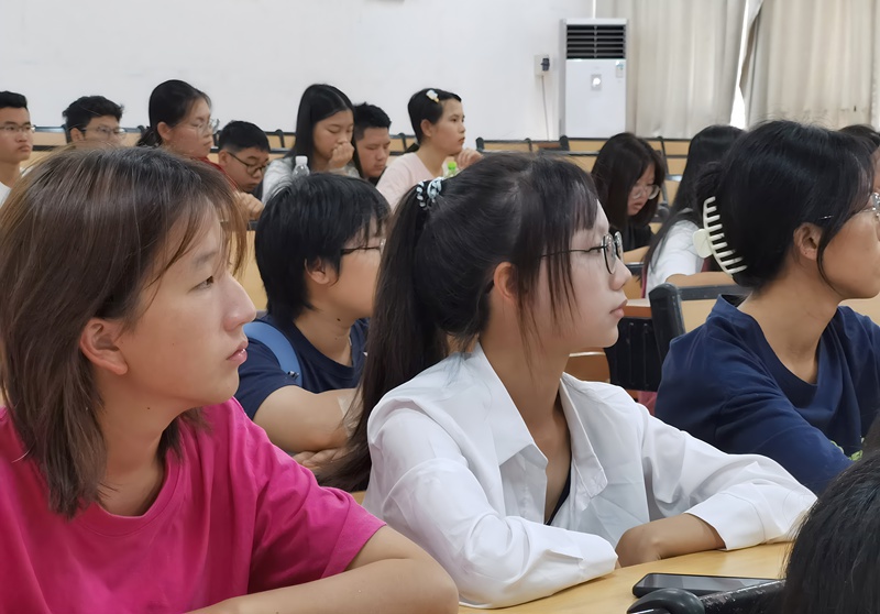 学生专心听课