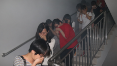 我校举办消防安全培训 现场演练应急逃生疏散