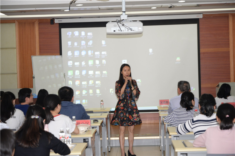陈日兰副院长主持考核会.JPG