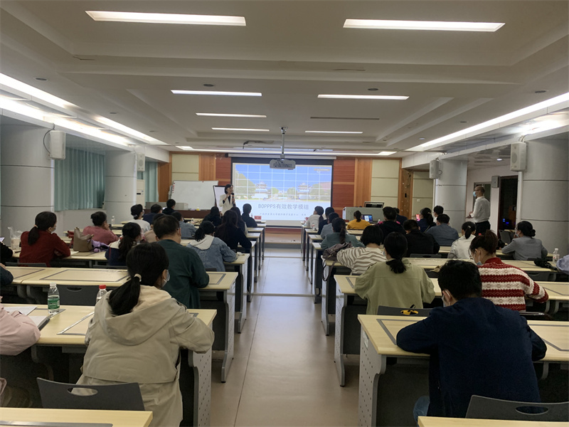 2.bat365在线官网平台教师教学发展中心常务副主任朱珠授课.jpg
