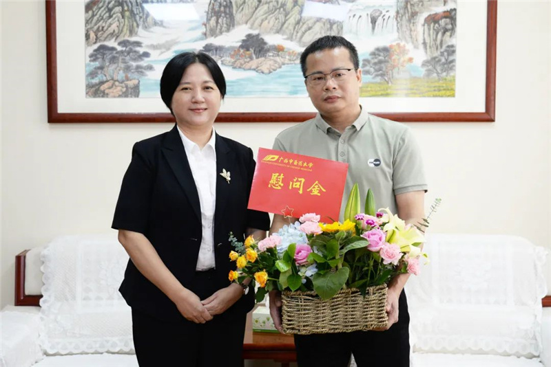 姚春校长为优秀教师代表们送上鲜花和慰问金.jpg
