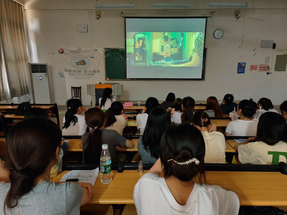人们在看台上的人在房间里
中度可信度描述已自动生成