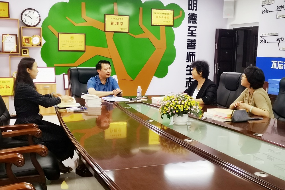 图片包含 桌子, 室内, 男人, 蛋糕
描述已自动生成