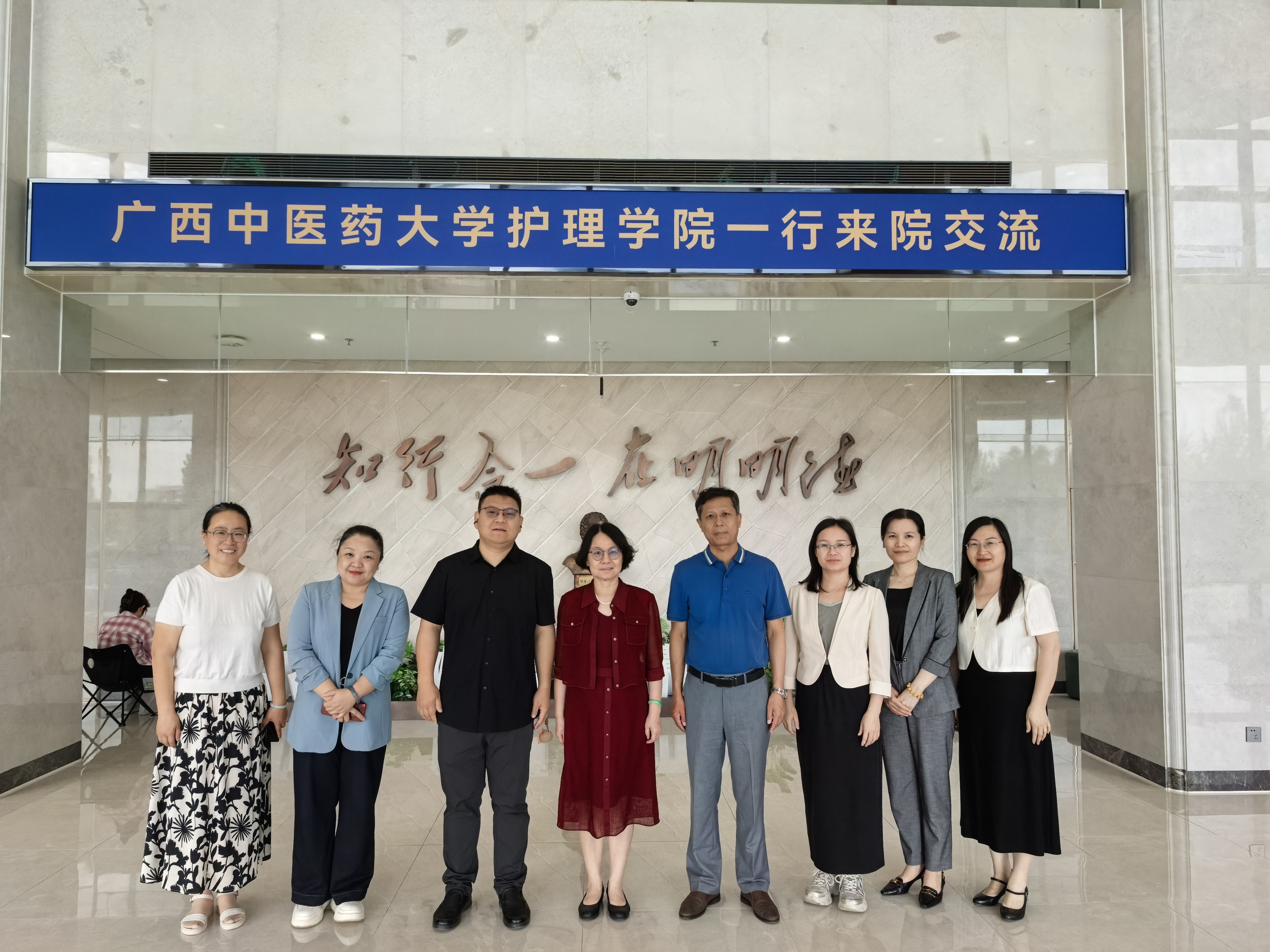 与宁夏医科大学护理学院老师们合影 与宁夏医科大学护理学院老师们合影