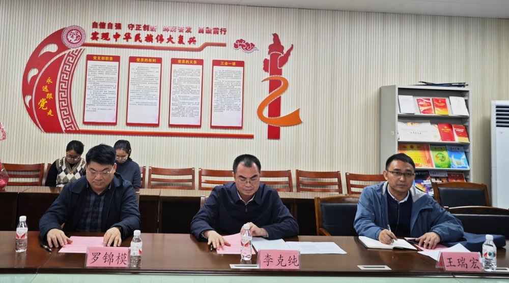几个人在桌子前
中度可信度描述已自动生成
