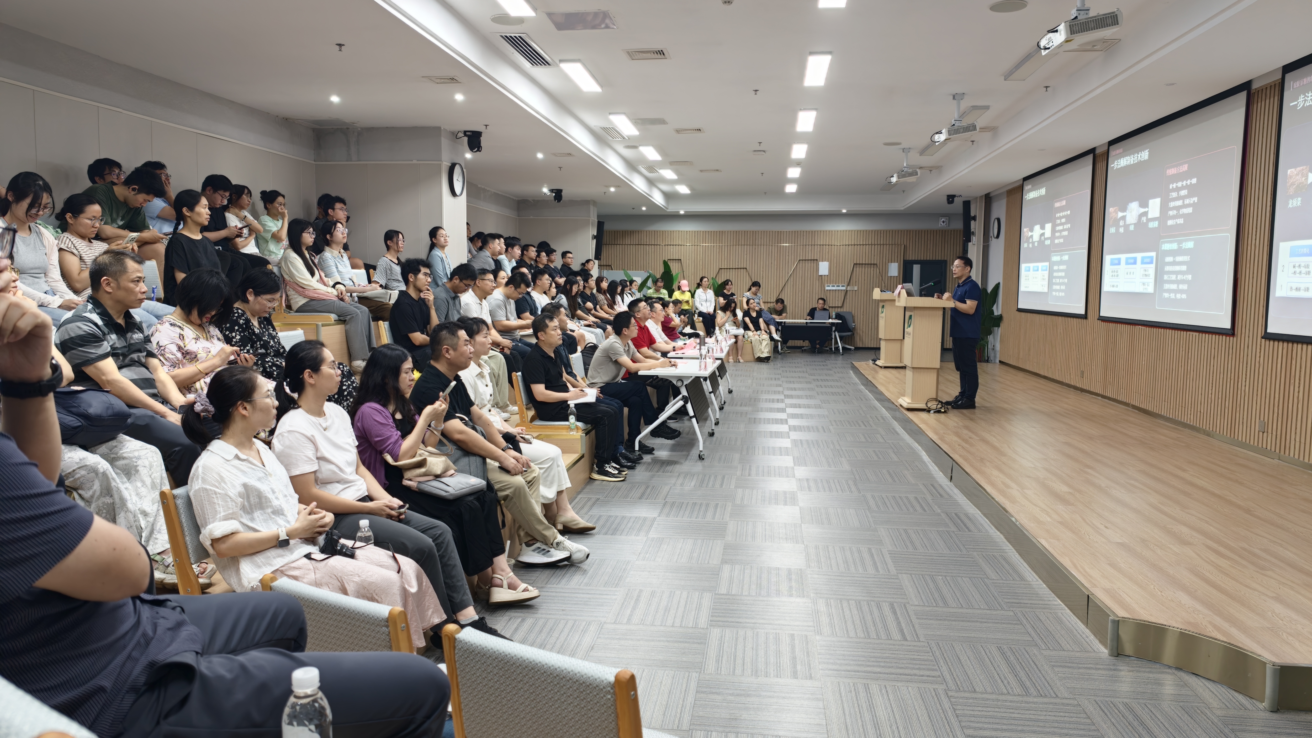 曾润颖研究员作报告 曾润颖研究员作报告
