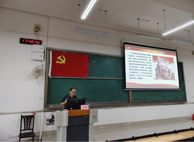学院党委副书记、院长邓鑫授课