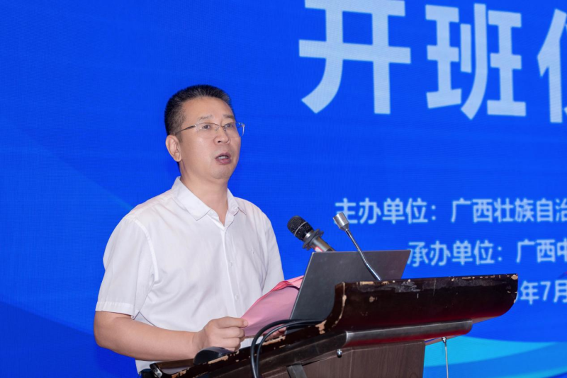 bat365在线官网平台副校长岳桂华在开班仪式上讲话