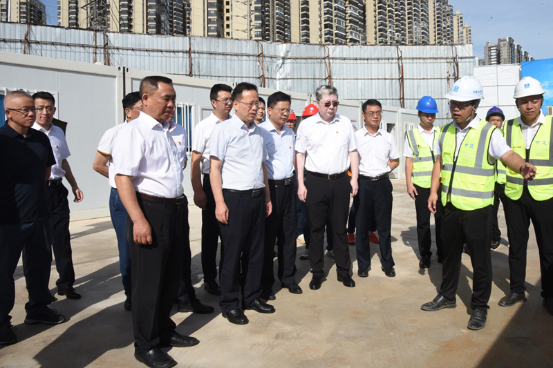 1实地查看项目建设.jpg 1实地查看项目建设.jpg