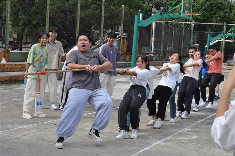 拔河比赛现场