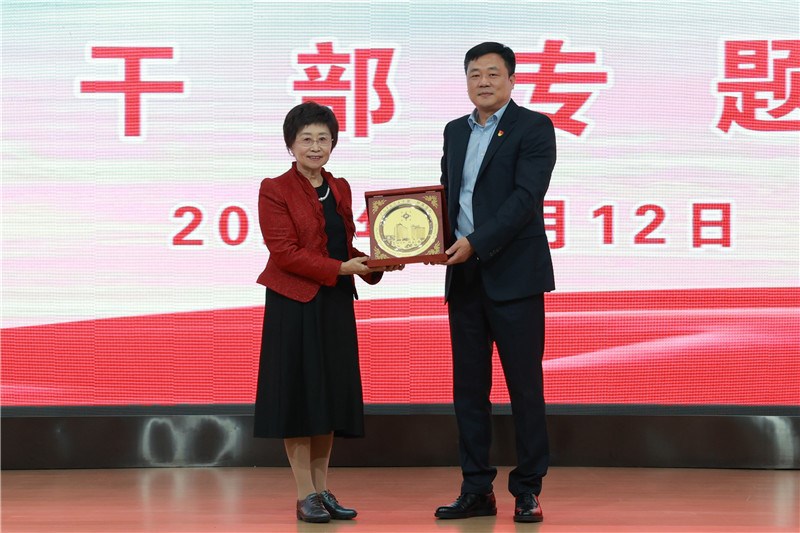 医院党委书记桂雄斌向于瑮教授赠送医院纪念牌