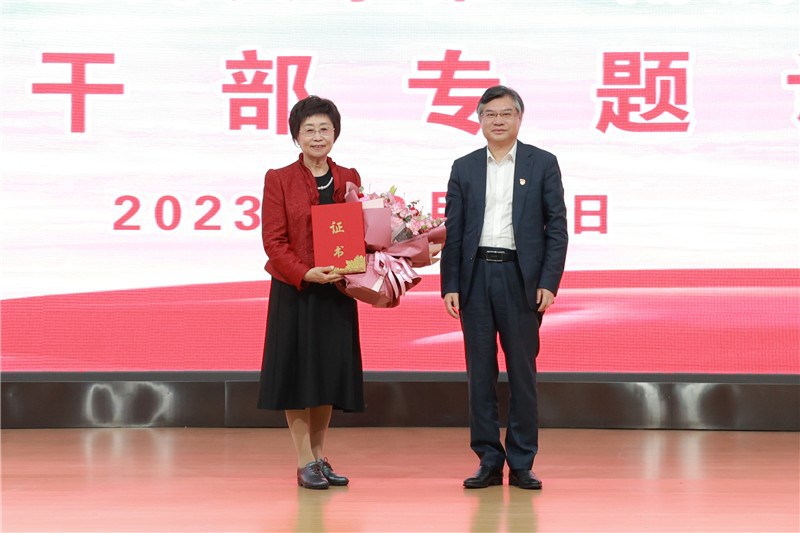 医院院长谢胜向于瑮教授献上鲜花并颁发授课证书