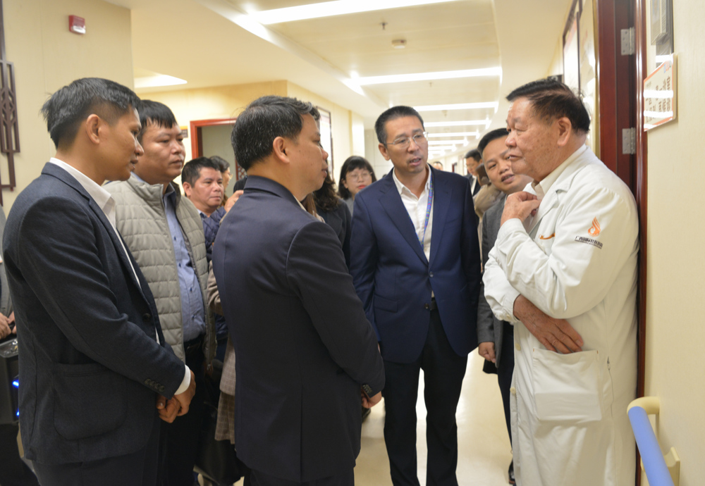 与黄瑾明亲切交流 与黄瑾明亲切交流