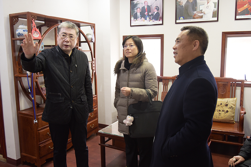 2参观国医大师馆.jpg 2参观国医大师馆.jpg