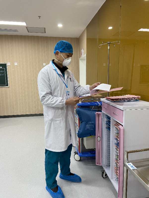 杨益宝在查看病例.jpg