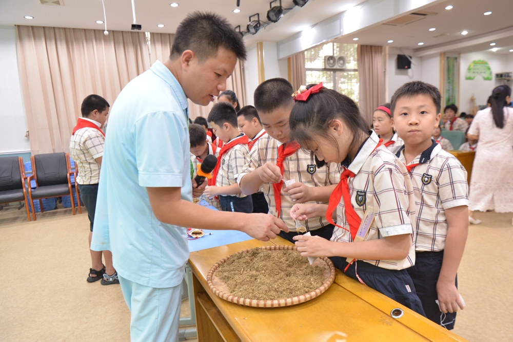 学生体验香囊的制作