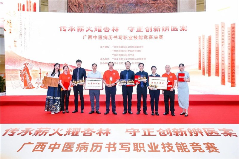 医院副院长陈广辉出席闭幕式与参赛队员合影