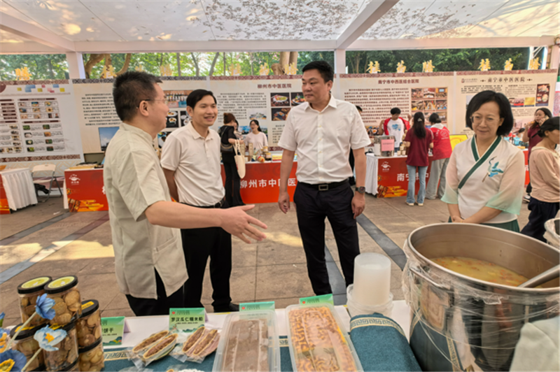 医院党委书记桂雄斌、副院长陈广辉到我院药膳展位指导