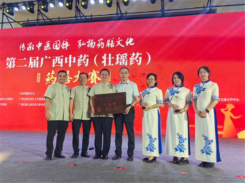 医院副院长韩若斌在闭幕式上与参赛队员合影