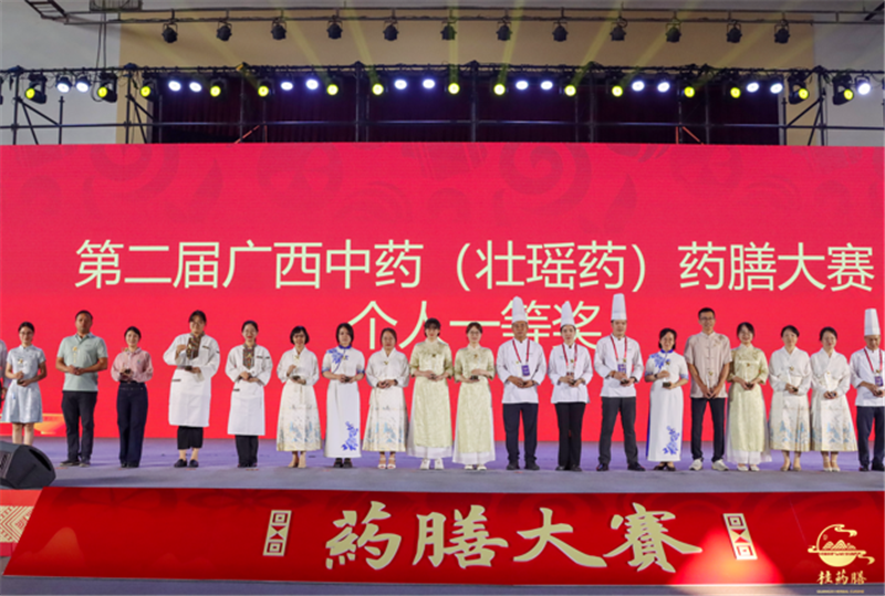 我院队员黄琛(右六)、艾丰华(左七)获个人一等奖