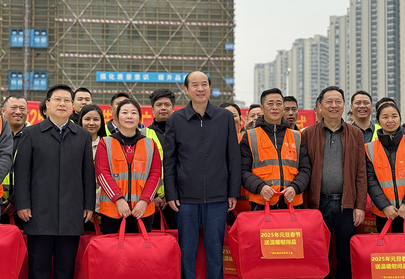 3自治区总工会领导与一线建设者们合影.jpg 3自治区总工会领导与一线建设者们合影.jpg