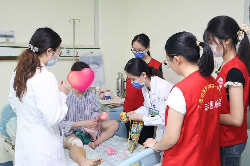 社工、志愿者与患者开展“艾锤疏络”探访服务