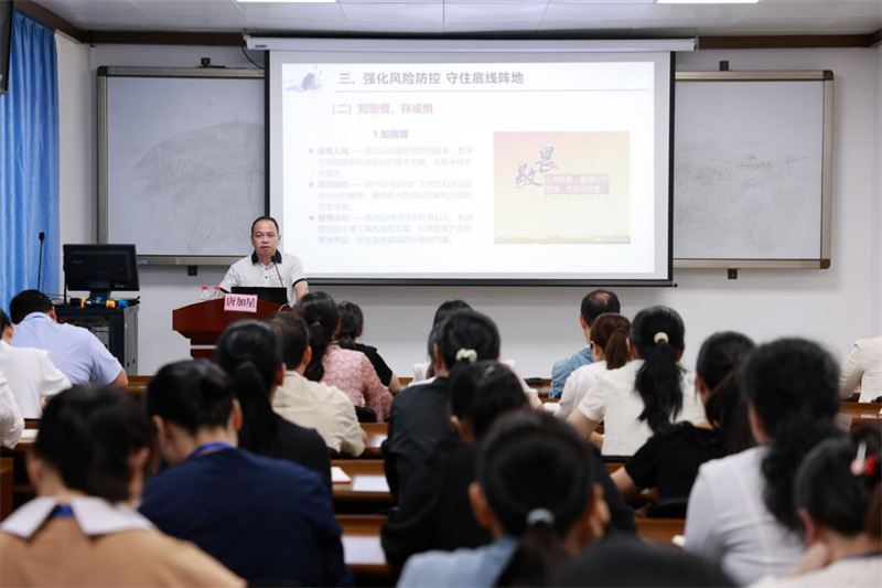 医院纪委委员、人力资源部主任唐加星授课