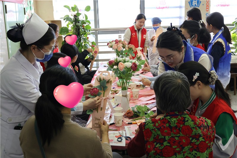 社工、医护人员、志愿者进行仿真花束制作