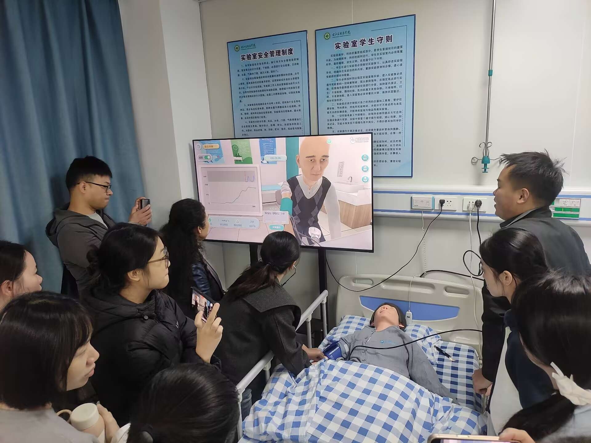 ▲师生们观摩特色教学场景 ▲师生们观摩特色教学场景
