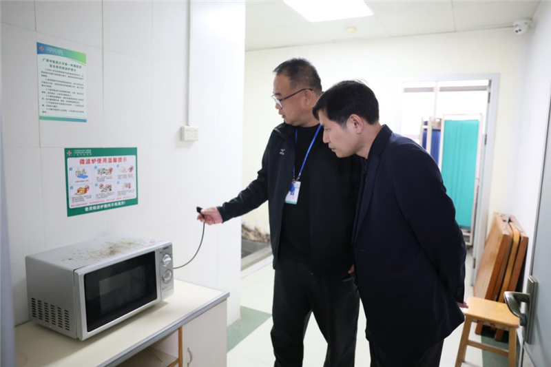 医院领导对消防安全重点部位开展安全检查