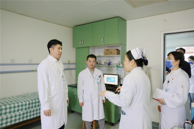 医院领导在临床病区开展安全检查