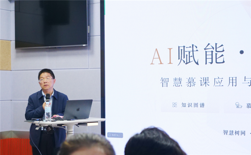 学院党委副书记胡跃强致辞