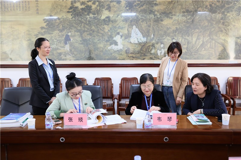 专家查阅资料