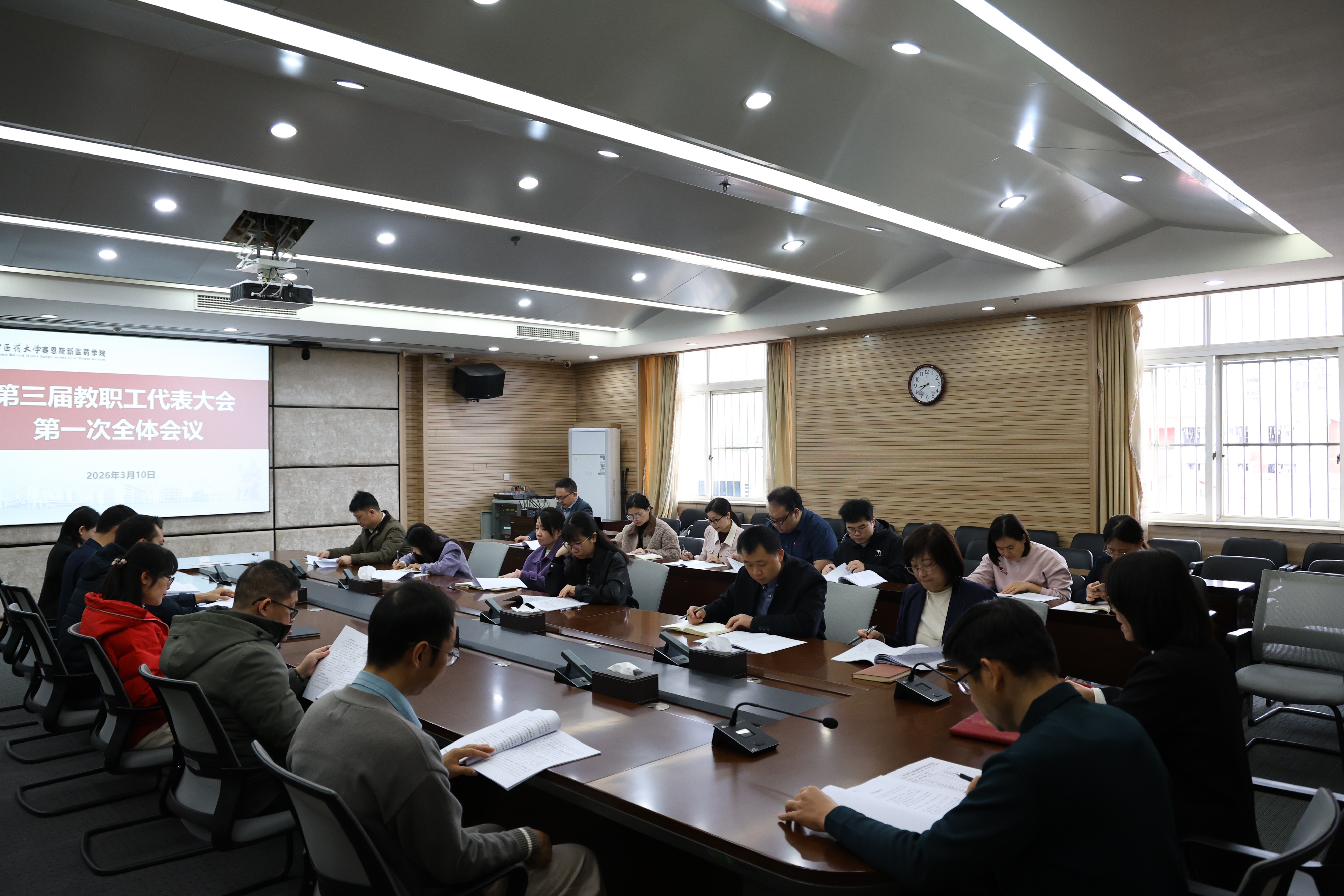 ▲各代表团审议报告 ▲各代表团审议报告