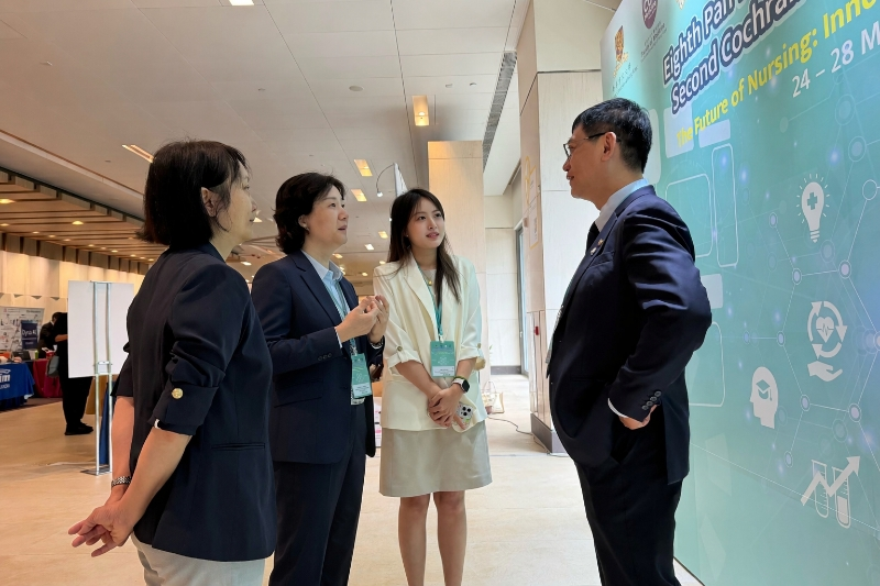 与香港中文大学那打素护理学院院长进行探讨交流