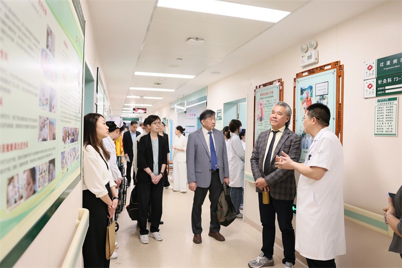 新加坡中华医院团队参观我院重点科室