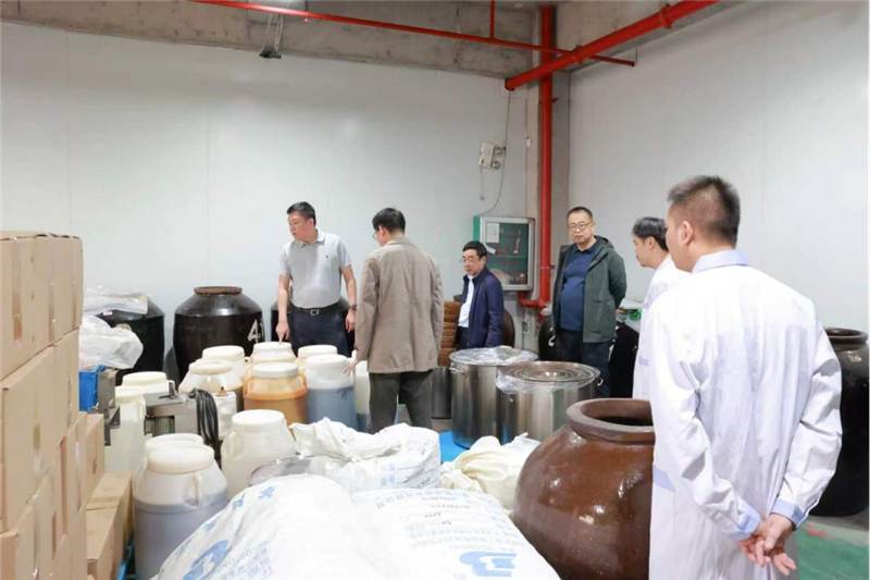 医院领导在制剂中心开展安全检查