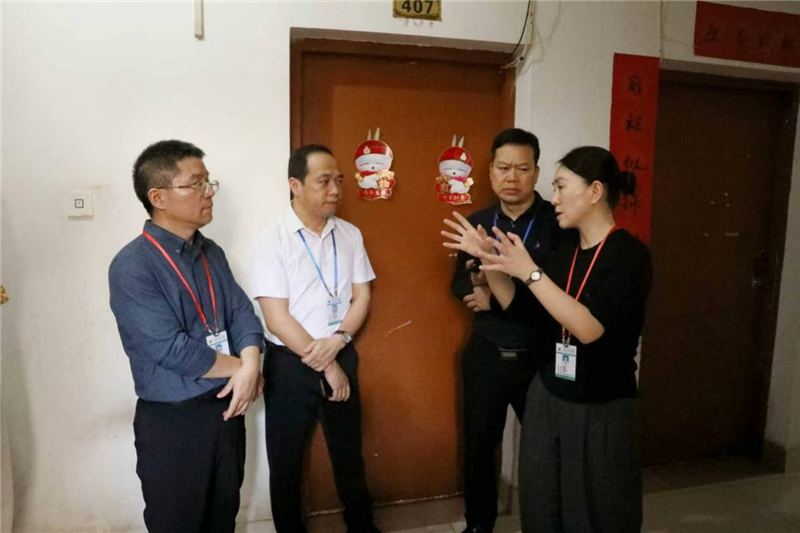 医院领导在学生宿舍开展安全检查
