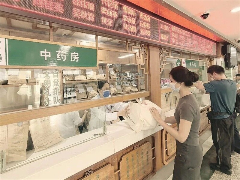 药房药师为患者发放药袋