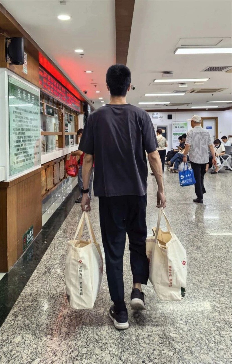 药房药师为患者发放租赁布袋,让患者从容离院