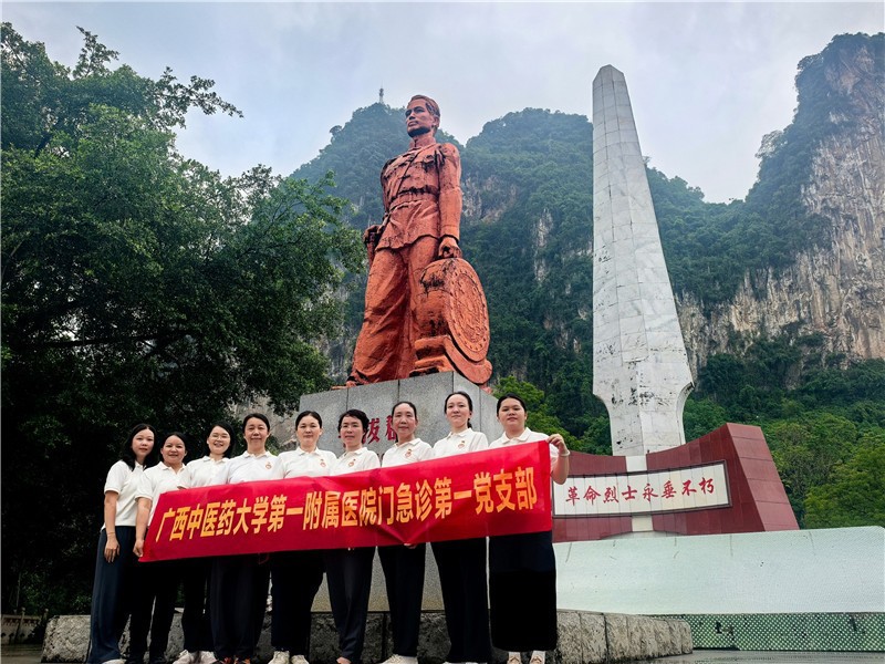 在纪念碑前合影