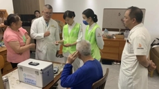 五象秋月社区家庭医生上门免费为辖区老人提供医疗服务