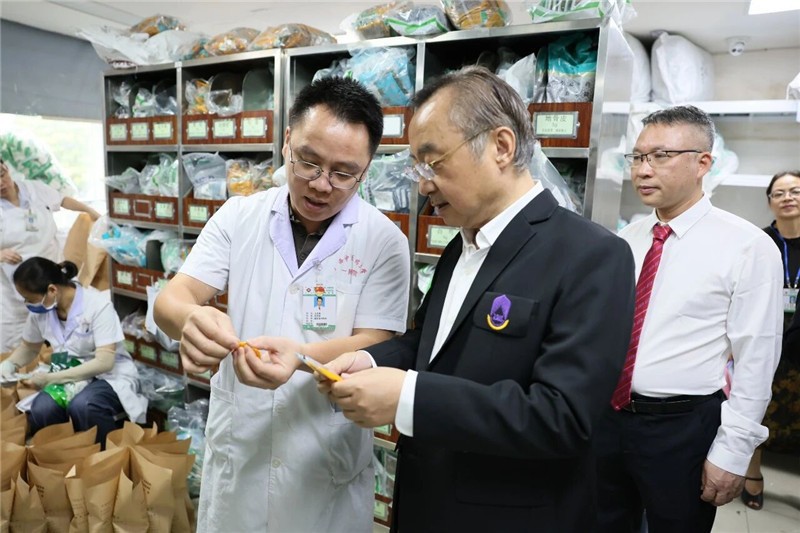 参观中药房