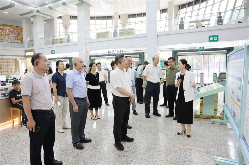 调研组听取医院整体发展情况介绍