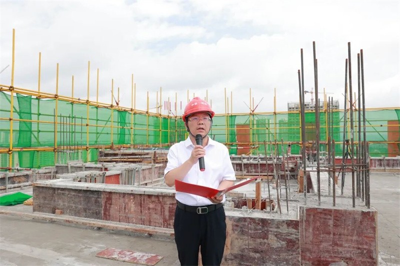 医院党委副书记胡跃强主持仪式