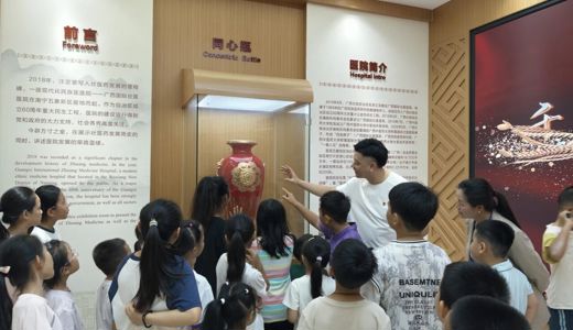 附属国际壮医医院职工子女暑期学习室开展民族医护理开放日活动