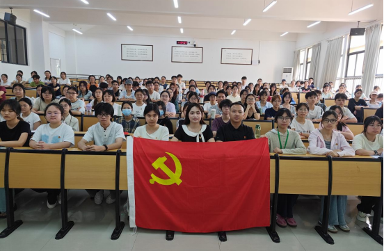 乐小春老师与基础医学院参课积极分子合影