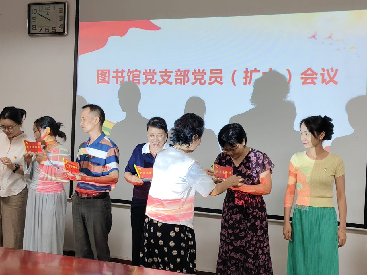 发放“党员先锋岗”牌