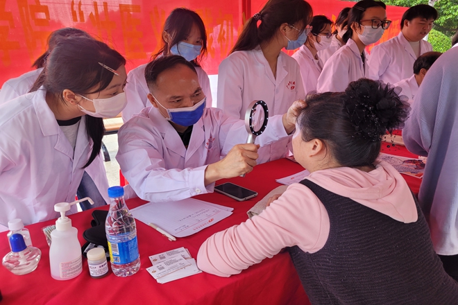 壮医基础理论教研室主任宋宁看诊 壮医基础理论教研室主任宋宁看诊